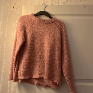 Rosa varm stickad tröja  - Långärmad stickad tröja som är varm. Använt några få gånger bara 