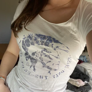 Diesel t-shirt  - Diesel topp/t-shirt med tryck, skriv vad ni hade kunnat köpa den för. Storleken står ej men skulle sikta på att den är XXS/XS.