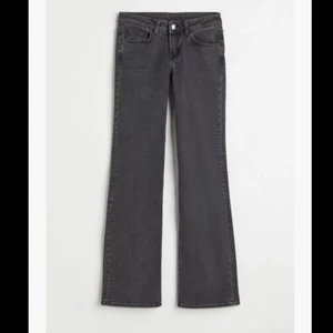 Lågmidjade jeans - Jätte fina lågmidjade jeans från hm. Storlek 36, och går till marken på mig som är 167      Knappt använda, slutsålda på hemsidan💖