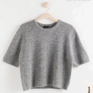 Grå stickad tröja - Kortärmad grå stickad tröja från Lindex som jag sällan använder. Använd 2 gånger sedan har den bara blivit liggandes i garderoben. 