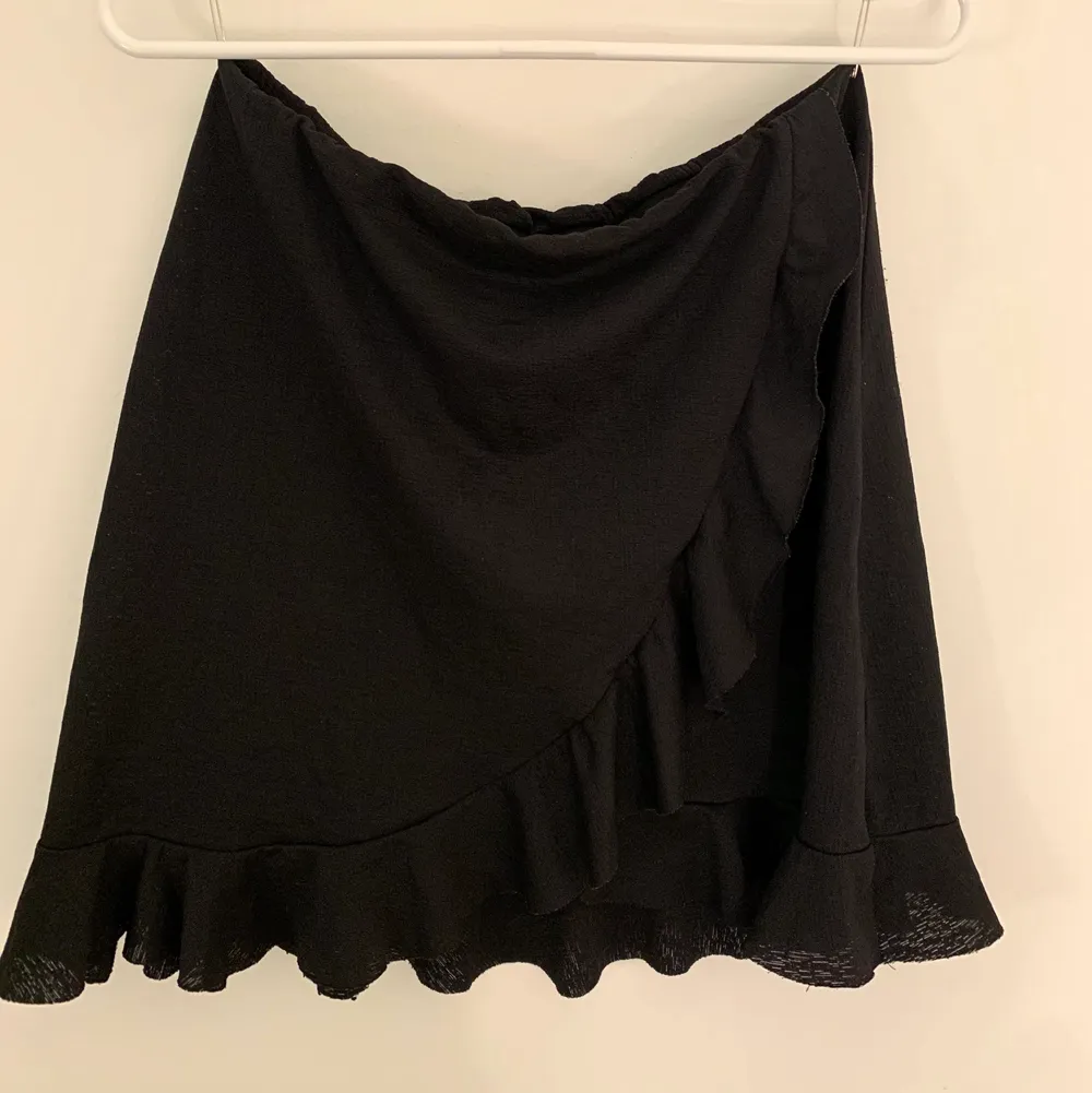 Söt kjol från Gina Tricot i stl M. Använd men i jättefint skick . Kjolar.