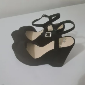 Klackskor  - Oanvända klackskor som även finns i beige. Väldigt fina och rena, priset kan diskuteras ♡