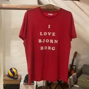 Fett Björn Borg T-shirt inköpt från myrorna!   Riktigt bra skick och har sällan varit använt