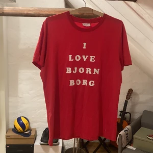 Björn Borg T-shirt  - Fett Björn Borg T-shirt inköpt från myrorna!   Riktigt bra skick och har sällan varit använt
