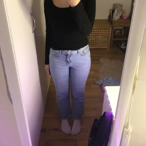 Högmidjade jeans🫶🏼 - Ljusblåa högmidjade jeans, strl xs, köpta på lager 157. Använda några gånger men mycketbra skick. Säljer pga förkorta till mig som är 1,60. 200 inkl frakt🫶🏼