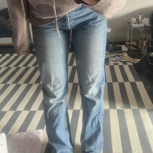 Jeans - Snygga midwaist zara jeans😍