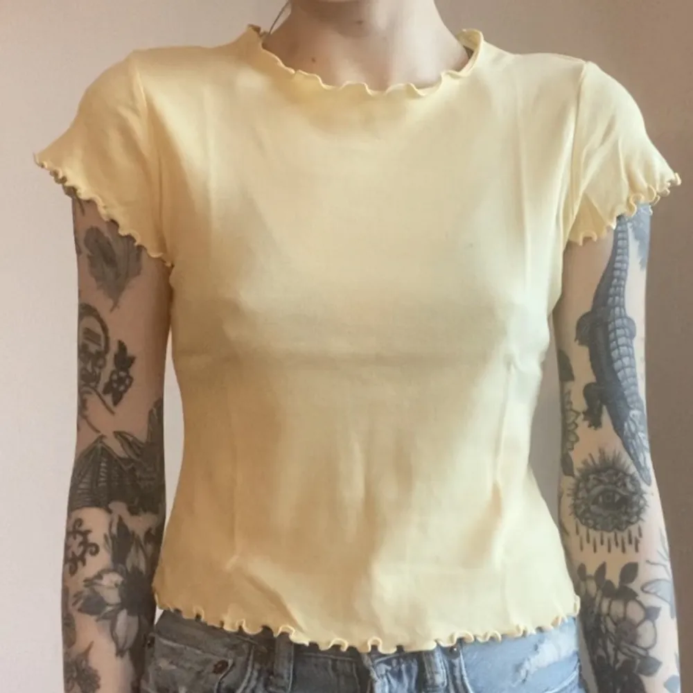 Brandy Melville T-shirt   Gul med lettuce edges   Använd fåtal gånger så i perfekt skick . T-shirts.