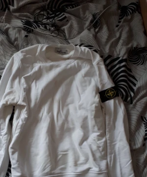 Stone island tröja str s - Den är använd sparsamt så den är i gott skick Köpt för 2-3 månader sedan Möts i centrala göteborg