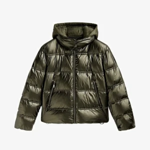 Jacka  - Snygg grön glänsande jacka från Massimo Dutti. Köptes vintern 2022. Värmer jätte bra, super skön nu när våren kryper fram. Ny pris 1800💚(sista bilden är egen tagen för att se färgen bättre) Köper står för frakten!