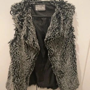 Svart/grå väst  - Köpt från libanon. Bra skick