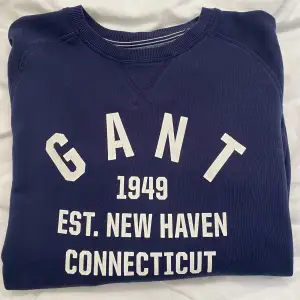 Marinblå sweatshirt från Gant! Den är i fint skick men dock har texten spruckit lite i tvättmaskinen (syns på bilden). Den är i storlek 170 men den passar bra på en xs/s! 150kr+frakt💞 