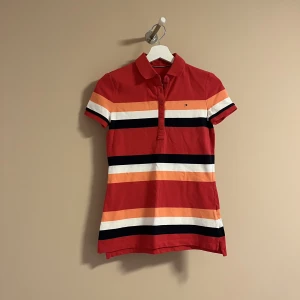 Tommy Hilfiger  - Tommy Hilfiger piké/tshirt i storlek XS. Säljer pågrund av aldrig använt. Nypris 399 kr, säljer för 250 kr