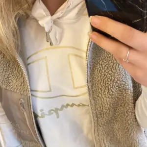 Säljer min Champion hoodie då den inte kommer till användning. Enkelt och fint tryck på framsidan, inga defekter. Storlek M men passar mig som har small