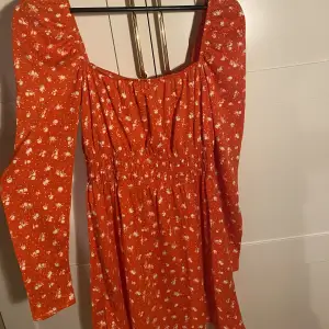 Långärmad röd/orange somrig klänning från H&M, använd en gång, nypris 249kr. Går att ha både off shoulder och med lite piffigare axlar. Frakt tillkommer!!!