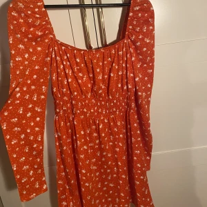 Sommarklänning  - Långärmad röd/orange somrig klänning från H&M, använd en gång, nypris 249kr. Går att ha både off shoulder och med lite piffigare axlar. Frakt tillkommer!!!