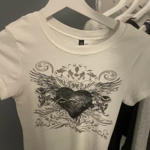 Y2k  - Jätte sött topp från h&m sitter jättefint på men passar inte riktigt mig i smaken använd 1 gång 