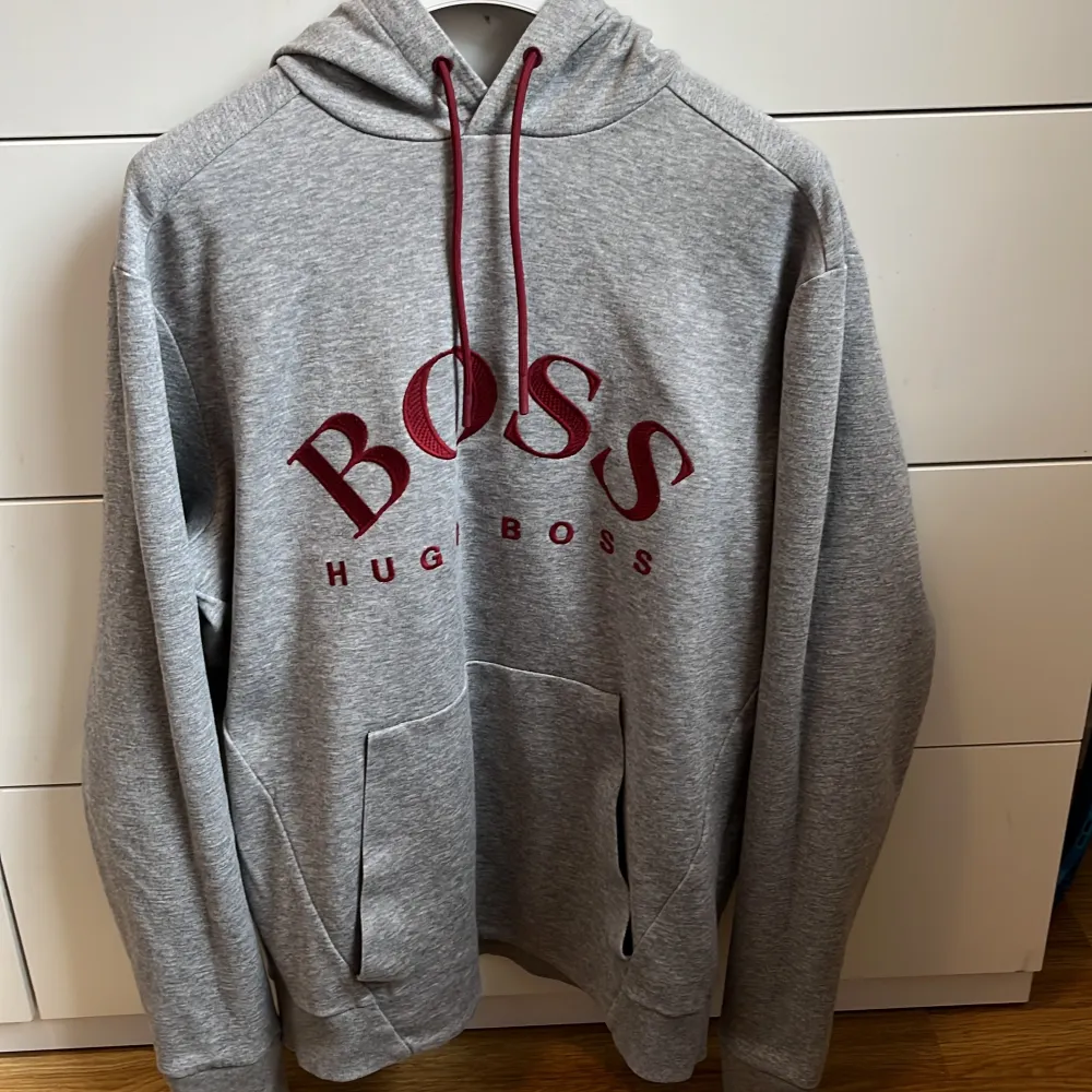 Säljer fin snygga Hugo Boss hoodie som är köpt på johnells. Köpt för ca 2000 och är i skick 8/10. Priset går att diskutera och köparen står för frakten. Skriv för fler frågor!. Tröjor & Koftor.