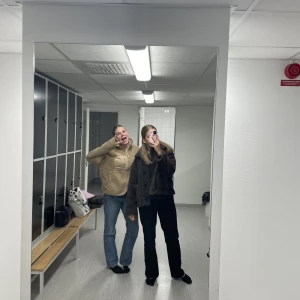 Kostymbyxor ifrån madlady - Säljer ett par nästan helt oanvända kostymbyxor. Ordinarie pris är 600kr, mitt pris är 200kr + 50kr frakt 💕 De är i storlek 36 och längden är 32