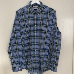 Barbour skjorta - Lätt bomull, tailored fit. Använd ett fåtal gånger, toppskick!
