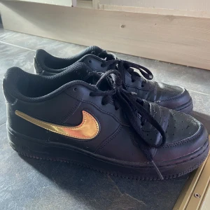 Nike airforce1 - Svarta airforces med avtagbara guldiga, har även silvriga nike märken. Endast använda vid några få tillfällen.