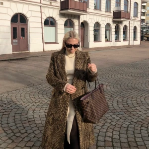 & Other stories  - Dubbelknäppt kappa med sprund baktill. Ingen äkta päls! 