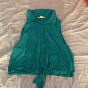 Linne med krage  - En fint linne med krage. Den är använd men fortfarande i bra skick. Storlek L står det, men passar även M och S. 