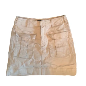 Beige kjol - Beige kjol från Gina Tricot, storlek 38. I bra skick. 