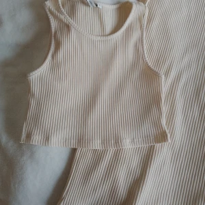 Två del set kjol + topp  - Köpt på Nelly 