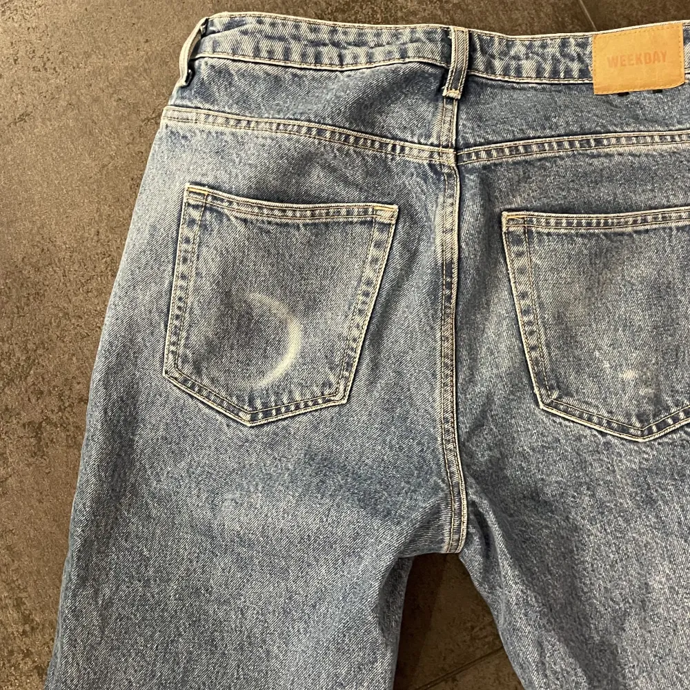 Ett par snygga weekday jeans i storlek 30/32. Modell Voyage. På bakfickan är det en liten blekning men annars är dom i perfekt skick. Pris kan diskuteras! . Jeans & Byxor.