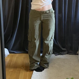 Lågmidjade cargobyxor - Köpta från humana men passar mig som har 36/38. 