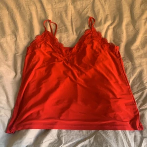 spetslinne - rött spettslinne, använd två gånger. köpt på newyorker, nyskick. 