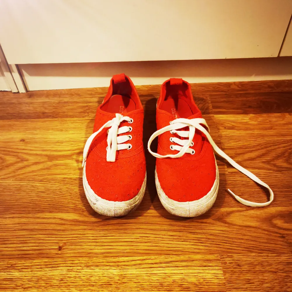 Red sneakers from H&M size 37. Few times used. Skor.