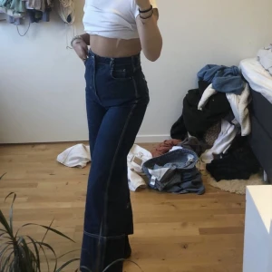 mörkblå weekday jeans - as coola mörkblåa highwaist jeans med vita sömmar🥰. köptes för något år sedan, säljs ej längre. byxorna användes ett antal gånger då, men sen har de bara legat i garderoben. den högra fickan har ett litet ”hål” (se bild)! 