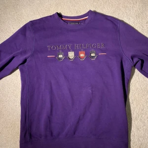 Tröja Tommy Hilfiger - Lila tröja från Tommy Hilfiger. Storlek L, bra skick.