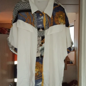 Blus vit mönstrad i storlek 46 /48 . - Snygg vit blus mönstrad stl 46 /48 .65 %viscose och 35 %Polyester och tvättas i 40. Made in England i nyskick .Inget slitage finnes .hämtas i Skene alt skickas . 