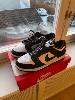 Nike Dunk Low, White & black - Säker Nike dunk panda för att dom inte passade när jag fick dom. Dom är aldrig använda, 100% äkta och originallådan är med. Pris kan diskuteras då jag inte är helt säker på vad dom kostar. Kan mötas upp annars står köparen för frakten.