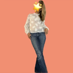 Såå snygg vit blus🌸 stl 38 - Vit ”genomskinlig” blus med blommor🌸 stl 38 men sitter perfekt för mig som är 34/36😍 väldigt fin dock har den nåra små diskreta hål i ärmen så därför sänkt pris! Strykt och tvättad till frakt🫶🏻 mer bilder privat!❤️❤️ pris kan såklart diskuteras!🫶🏻