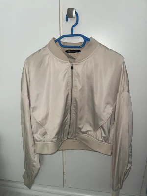 Beige jack från Zara i M - Beige jacka från Zara i storleken M