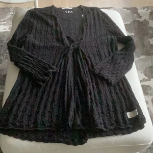 Odd Molly kofta - Fin sparsamt använd svart kofta från Odd Molly i 100 % bomull. Mönsterstickad. 