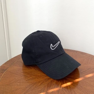 Nike keps  - Säljer denna Nike keps som aldrig är använd. Går att justera baktill!