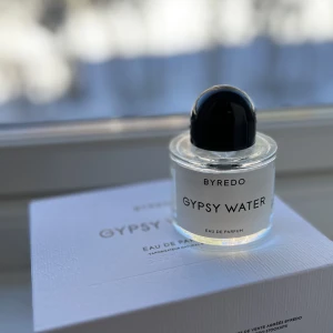 BYREDO Gypsy water 50ml  - Säljer denna underbara parfym från Byredo som inte riktigt föll mig i smaken. Använd fåtal gånger. Se bild 2. Orginallåda skickas med. Kan även skicka med den stora lådan om det önskas. Nypris 1550kr, 50ml