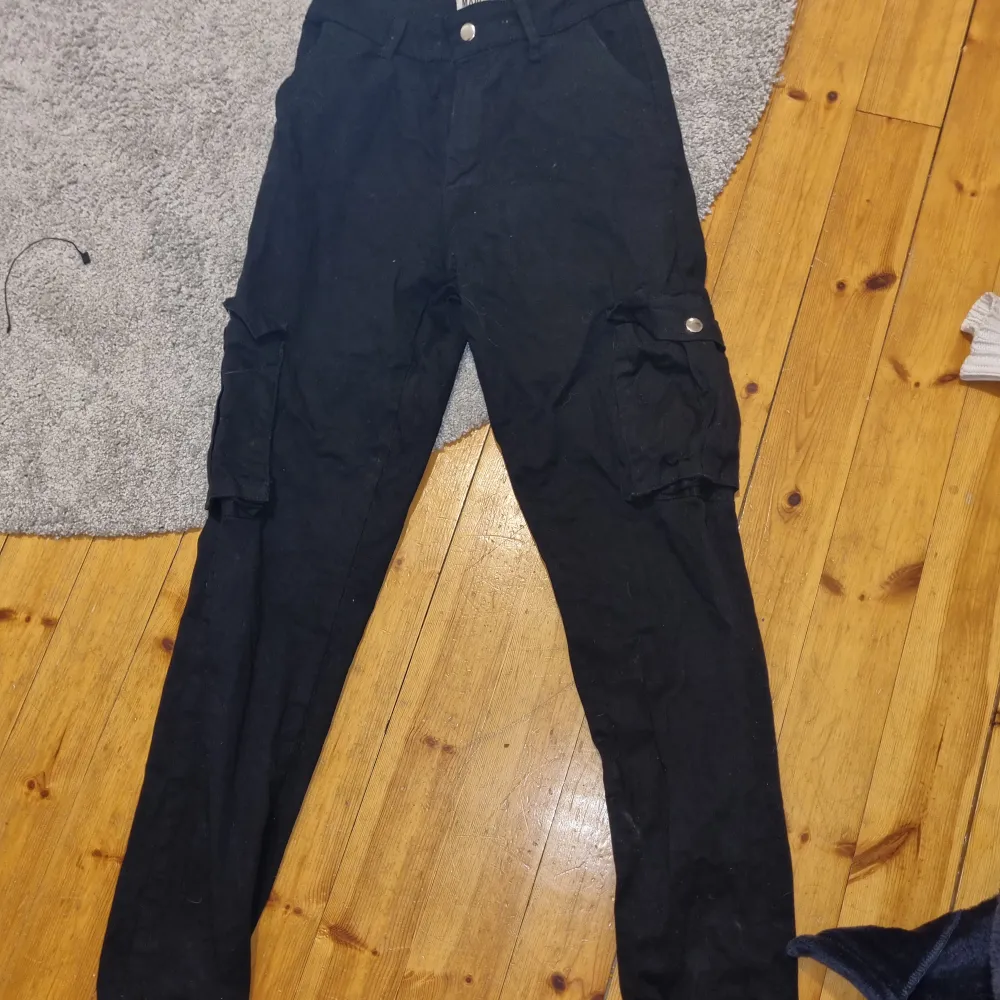 Säljer ett par svarta madlady byxor med ficka på vardera ben i stl xs. Säljer eftersom jag aldrig använder dom, bra skick!. Jeans & Byxor.