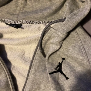 air jordan zip up hoodie - zip up hoodie från air jordan strlk L passar M/L, ser helt ny ut förutom en liten fläck på ena ärmen
