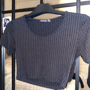 Svart croppad topp - Jättefin topp som är lite croppad! Är i nyskick!🖤🖤
