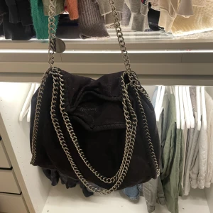 Stella mccartney liknande väska - Säljer min väska från Tess men liknande väskan från Stella mccartney. Väldigt fin med ett glimmer i tyget och går att ha på två olika sätt (som på bilderna)! Tyget på insidan har gått sönder en gång men det är igen sytt💞💞