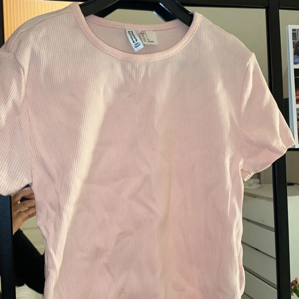 Helt oanvänd rosa tröja från hm. Kommer inte till användning därför säljer jag💗. T-shirts.