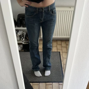 snygga jeans  - snygga jeans köpt second hand. Använda några gånger, men är i super bra skick. Står ingen storlek, men gissar 38. Skriv för frågor! 