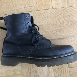 Hej,  Säljer ett par Dr Martens 26981 i bra skick :) storlek 41