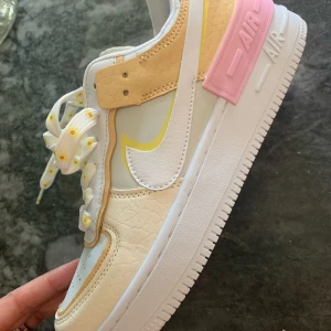 Airforce 1 shadow  - Inner mått 24,5-25 helt oanvända nypris 1500 super fina å söta nu till sommaren 