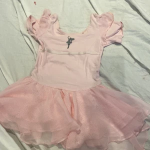 Klänning  - Storlek 7/8 men det stämmer inte det passar storlek 145